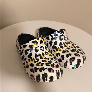 CROCS size 7 Leopard print fur lined